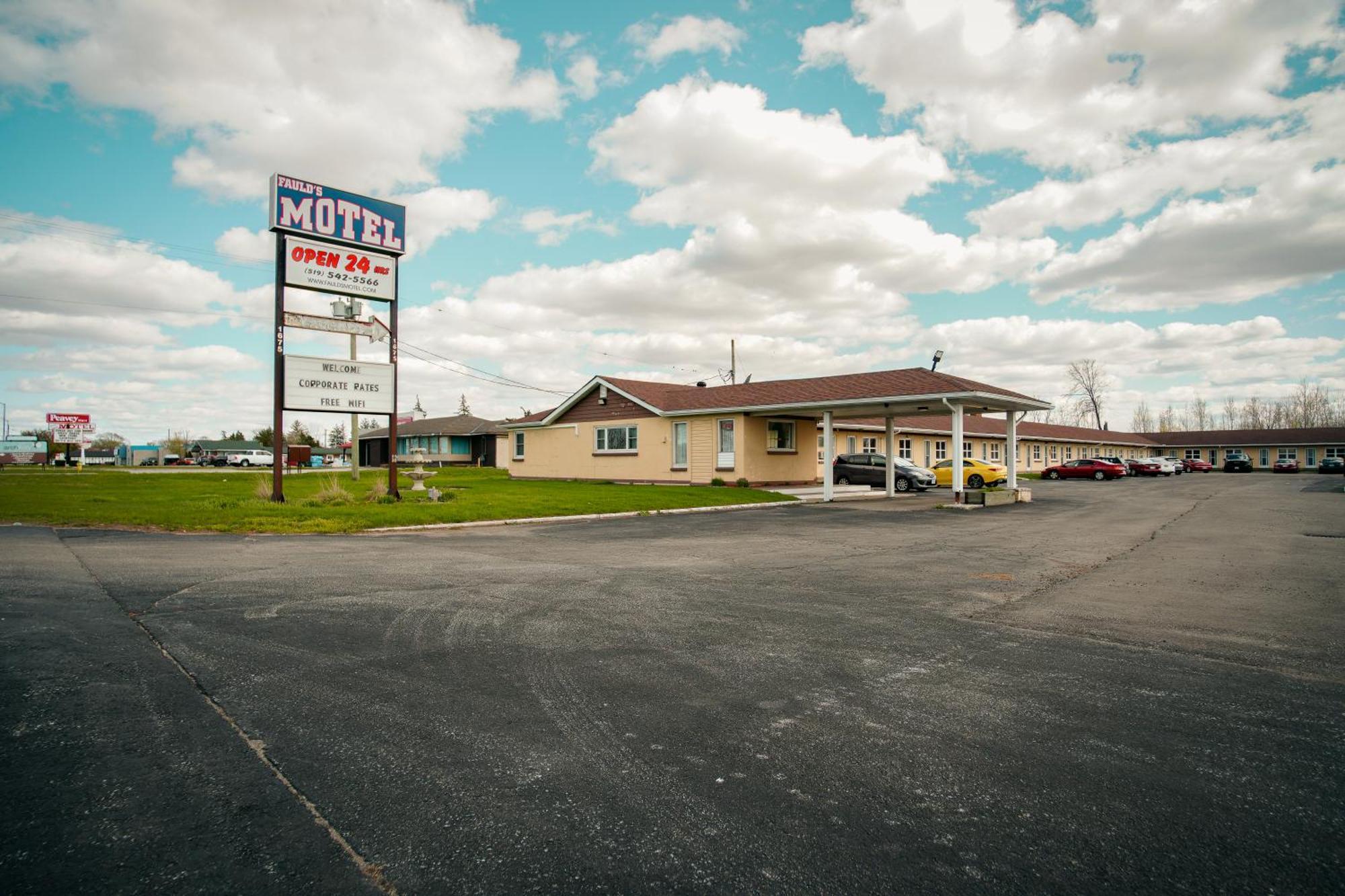 Faulds Motel ซาร์เนีย ภายนอก รูปภาพ